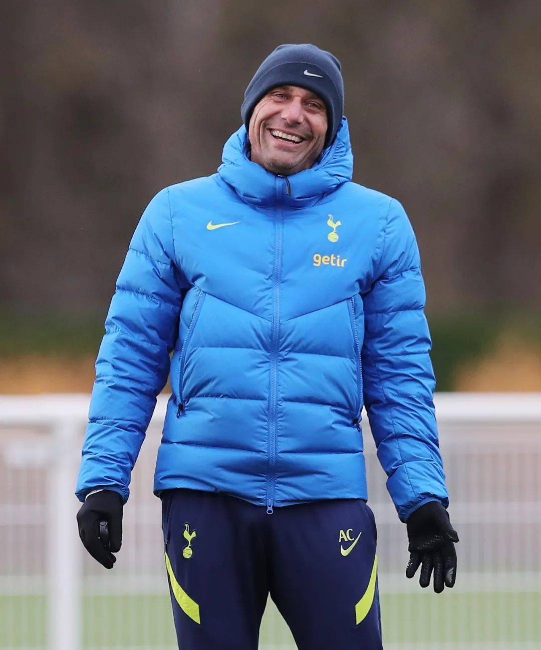 受伤球员紧急治疗，希望早日回归赛场