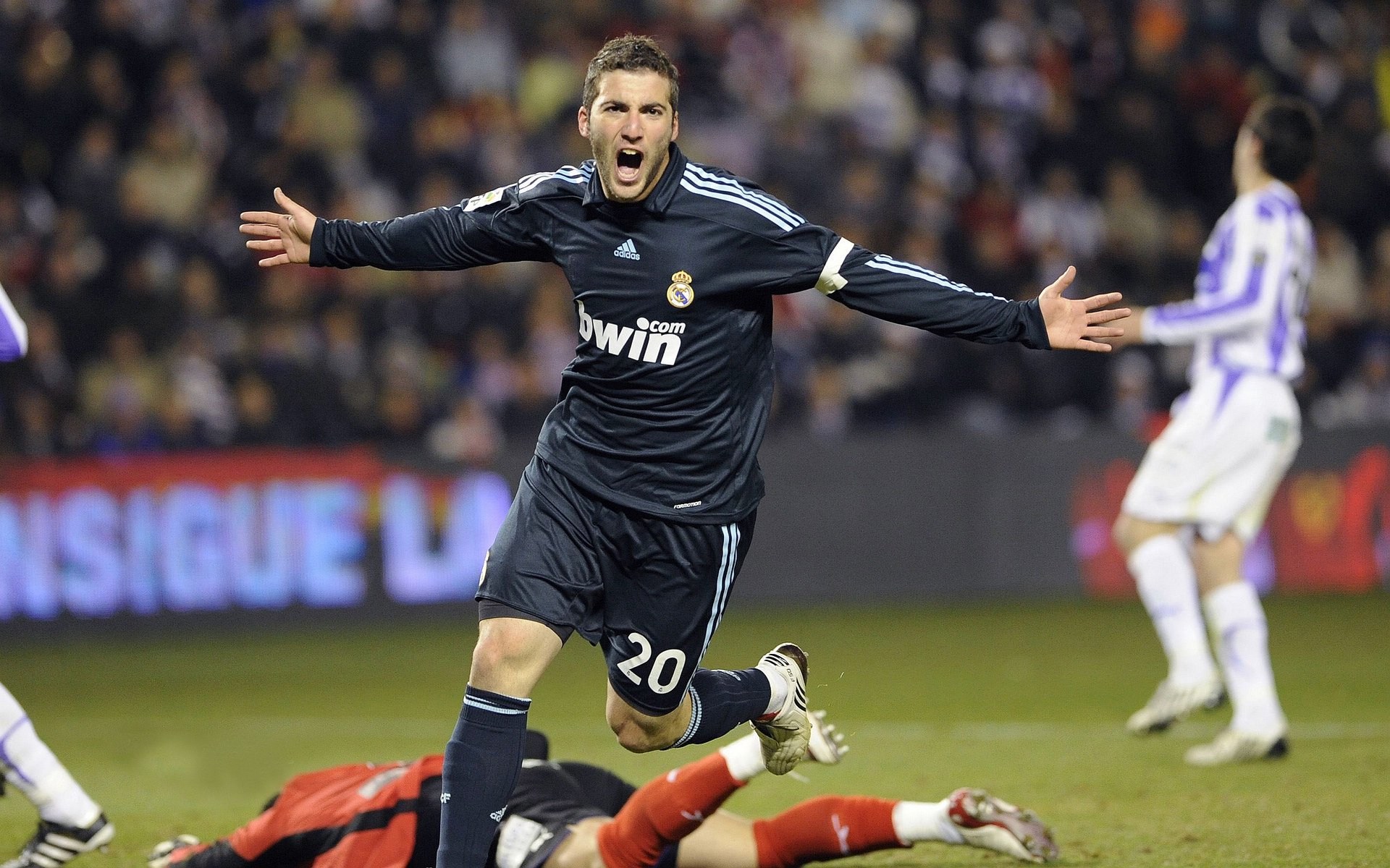 欧洲足球双城记，阿劳霍意甲封神，比利时铁卫压制曼城