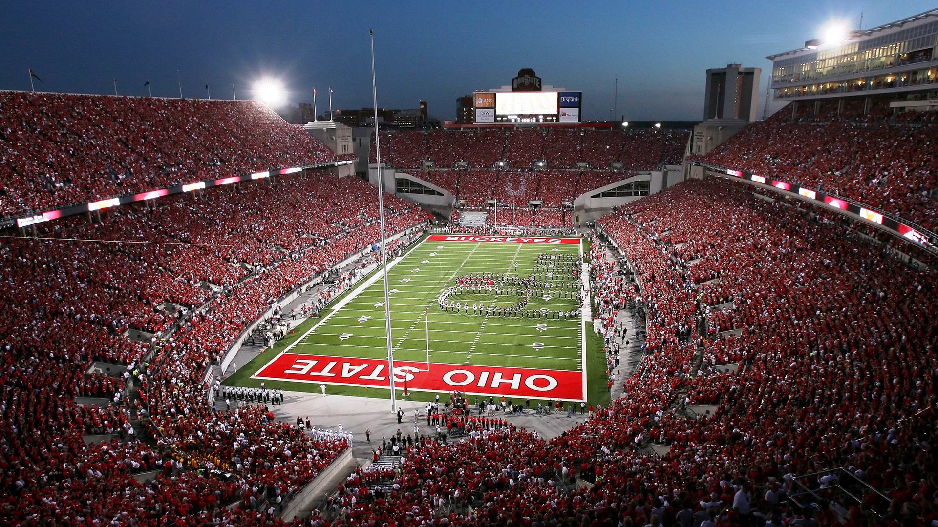 当红黑旗帜在德国天空下燃烧，加维的火焰与米兰的逆转基因